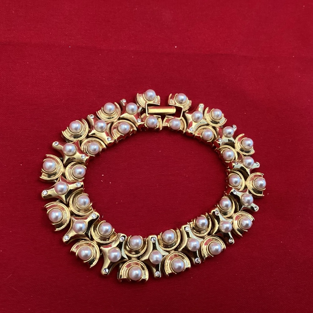 Gold tone and Faux pearls Butler bracelet